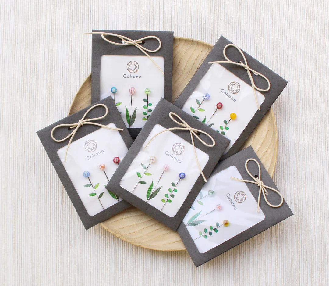 Knappenåle med glashoveder