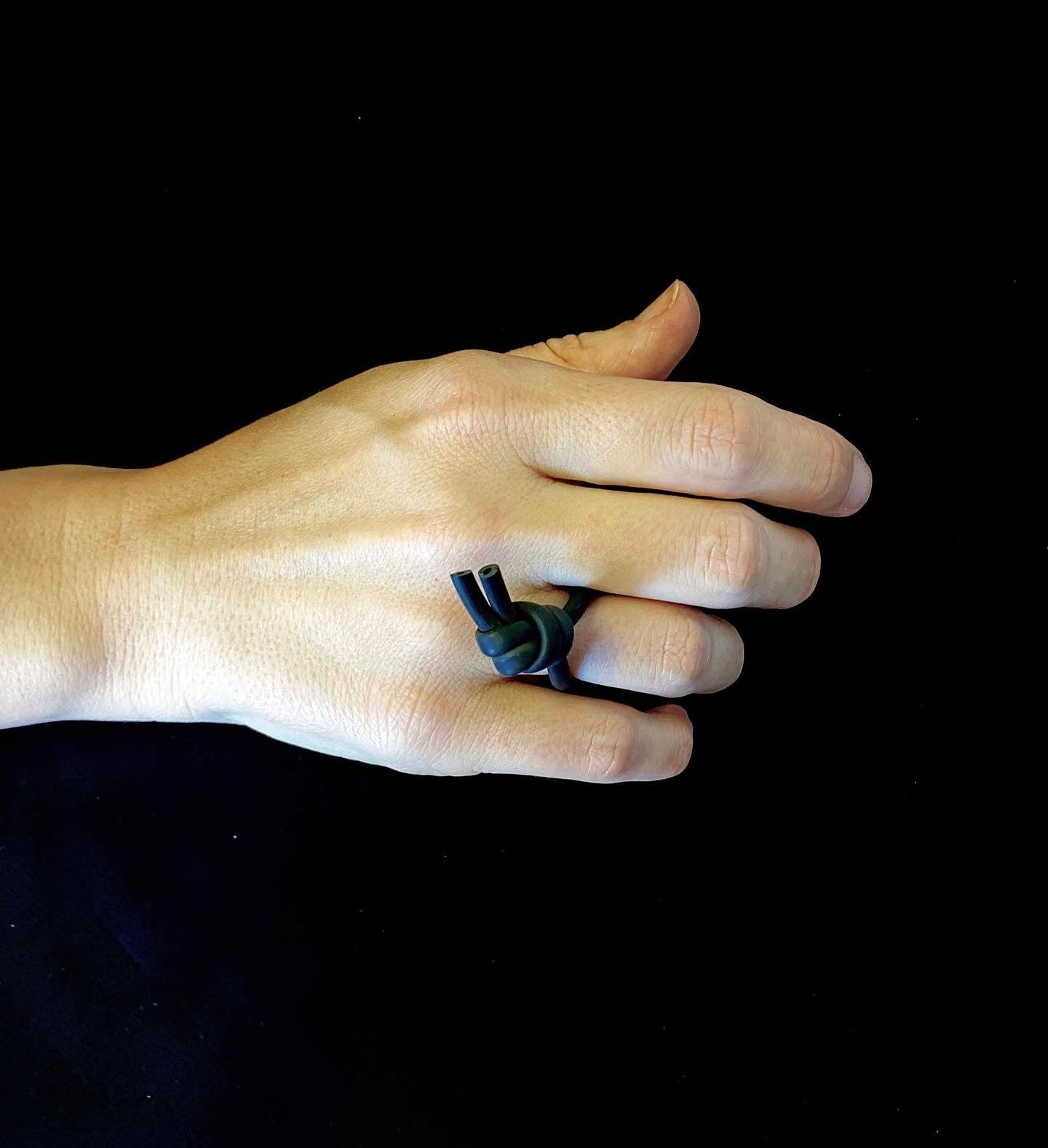 Knot Ring Black