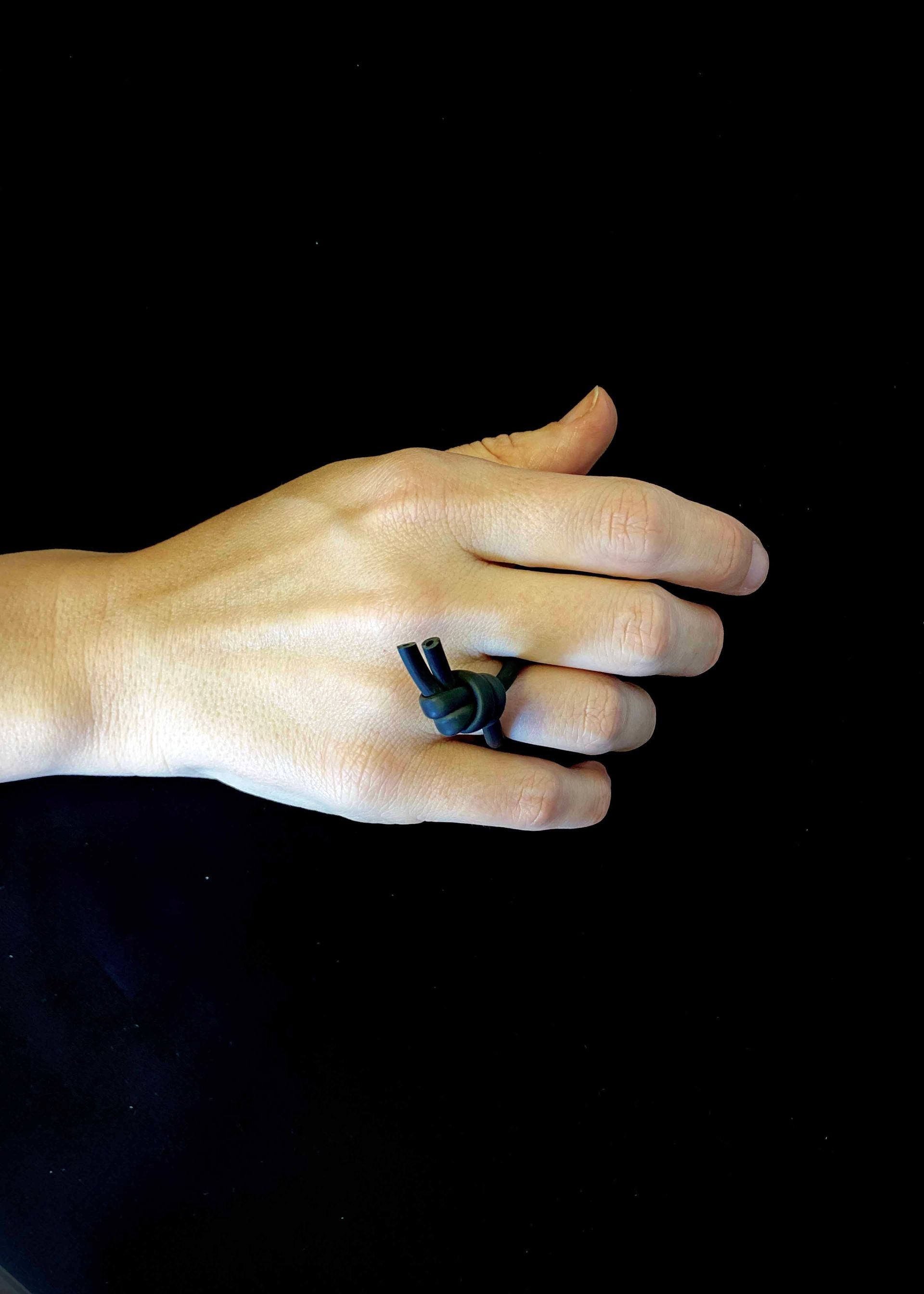 Knot Ring Black