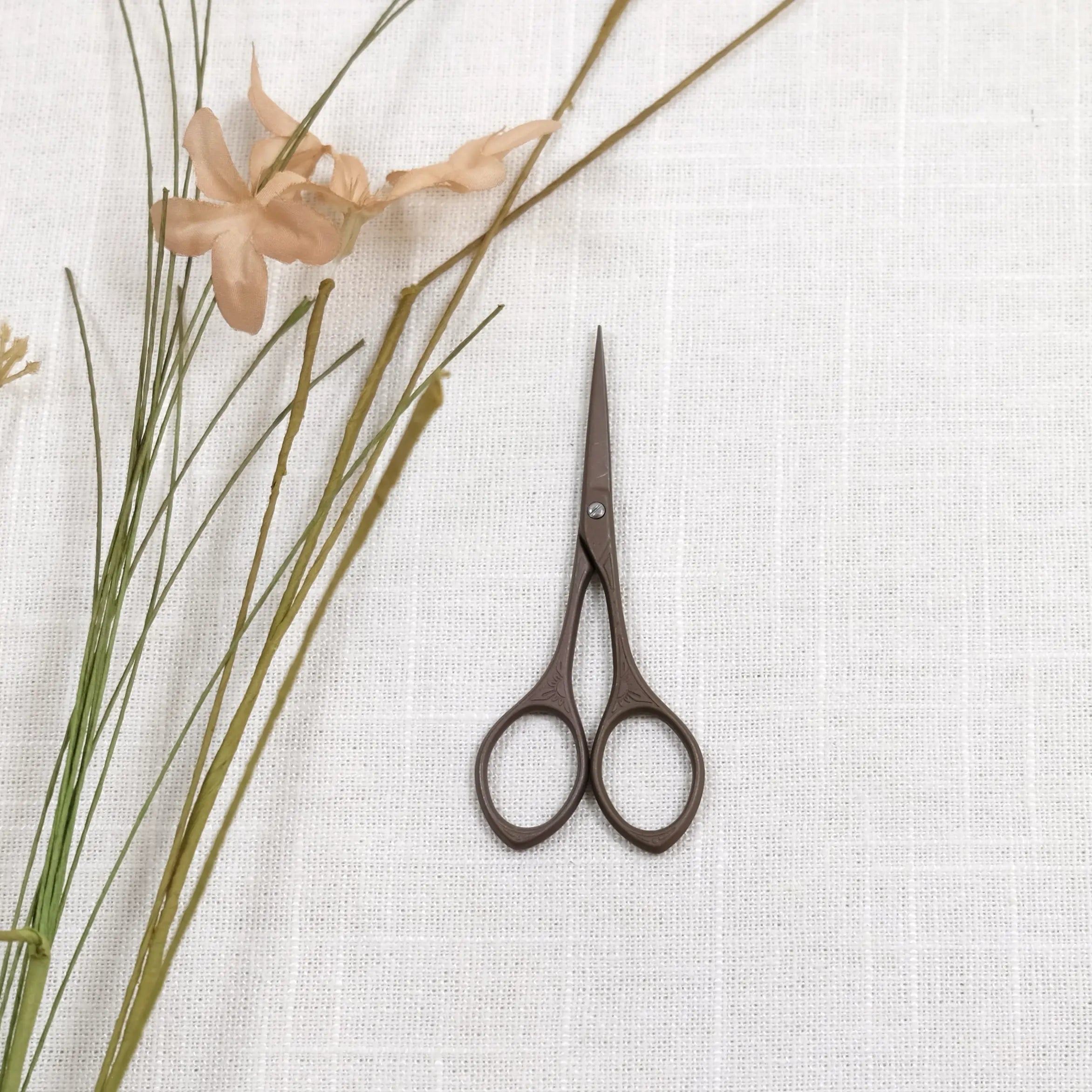 Liljeblad Broderisaks