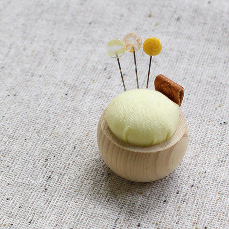 Knappenåle i Gul Glas