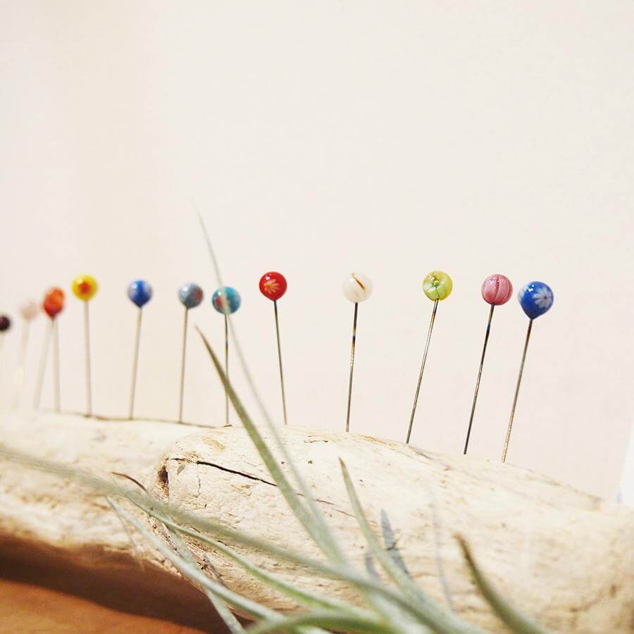 Knappenåle med glashoveder